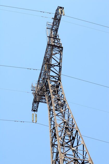 Pylon wysokiego napięcia na tle błękitnego nieba