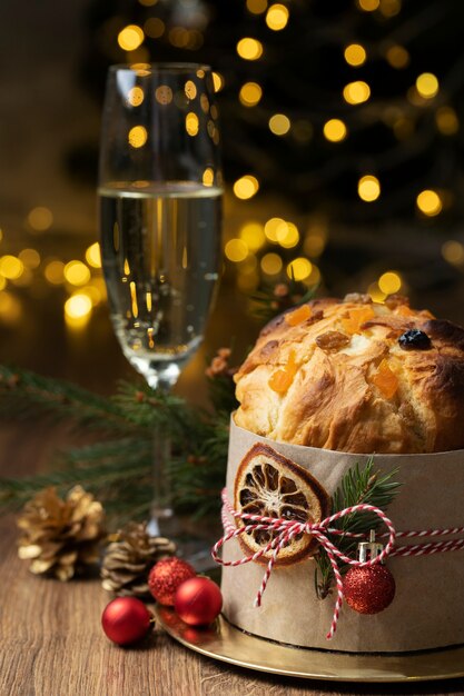 Zdjęcie pyszna aranżacja panettone i drinków