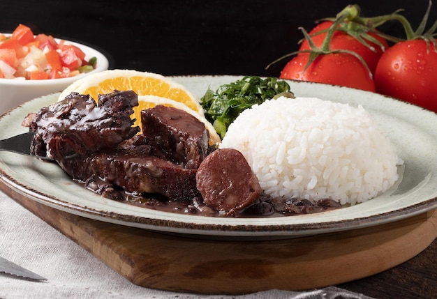 Pyszna brazylijska feijoada na zielonym talerzu