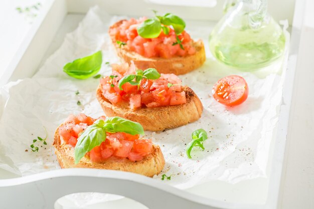 Pyszna bruschetta z bazylią i pomidorem na przekąskę