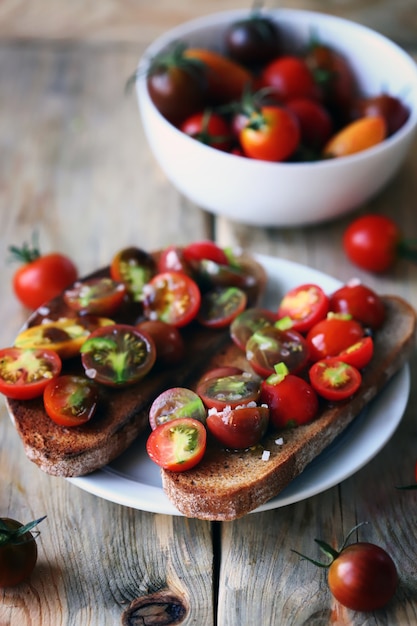 Pyszna bruschetta z mini pomidorkami i solą morską