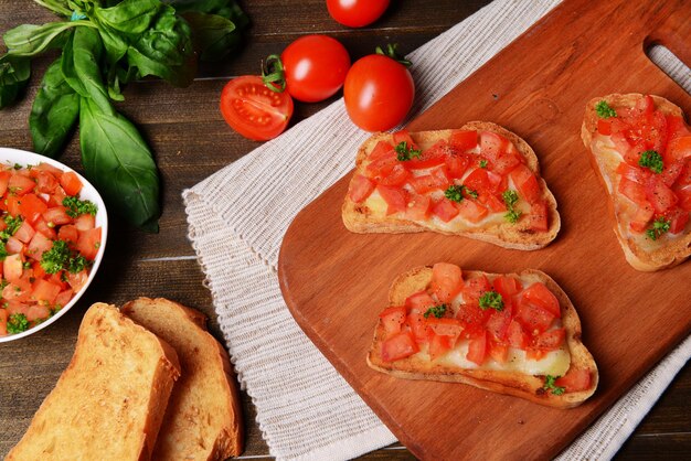 Pyszna bruschetta z pomidorami na zbliżenie deski do krojenia