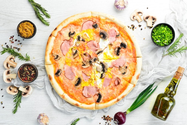 Pyszna domowa pizza Kuchnia włoska Dostawa jedzenia Widok z góry