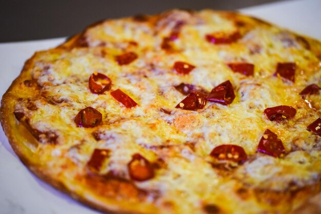 Pyszna domowa pizza ze świeżymi składnikami