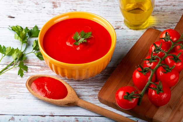 Pyszna domowa zupa pomidorowa w misce.