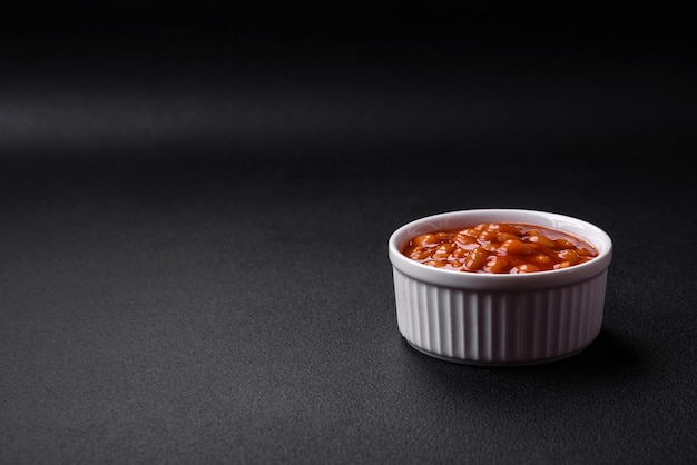Zdjęcie pyszna fasola w puszkach w pomidorach w białej ceramicznej misce