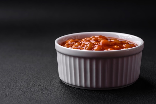 Pyszna fasola w puszkach w pomidorach w białej ceramicznej misce