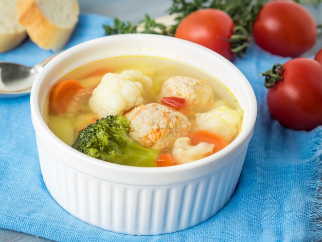 Pyszna, gęsta zupa z klopsikami z indyka i warzywami mieszanymi
