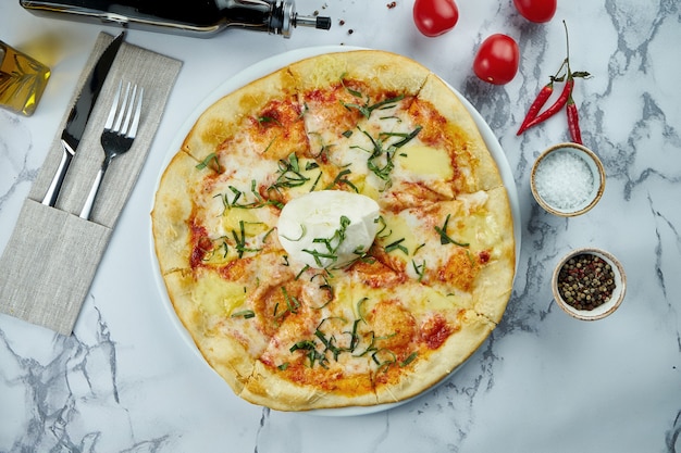 Pyszna I Chrupiąca Włoska Pizza Z Serem Burrata I Innymi Serami, Sos Czerwony. W Talerzu Na Marmurowej Powierzchni