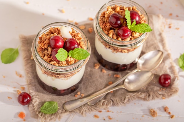 Pyszna i domowa granola wiśniowa w letniej kuchni na lunch