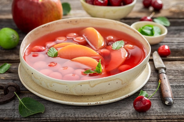 Pyszna i gorąca zupa owocowa z wiśni i jabłek