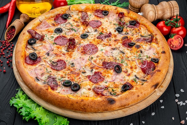 Pyszna i świeża pizza pepperoni z warzywami