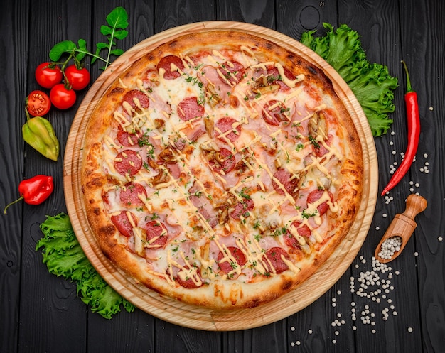 Pyszna i świeża pizza pepperoni z warzywami