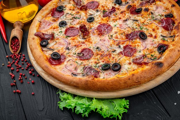 Pyszna i świeża pizza pepperoni z warzywami