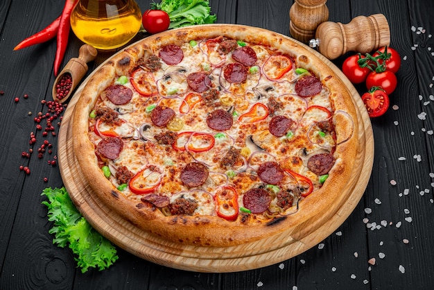 Pyszna i świeża pizza pepperoni z warzywami