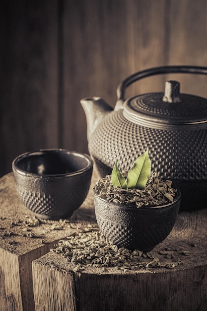 Pyszna i zdrowa zielona herbata z żelaznym czajnikiem i filiżanką