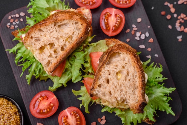 Pyszna kanapka caprese z grillowaną tostową sałatą z mozzarellą i pomidorami