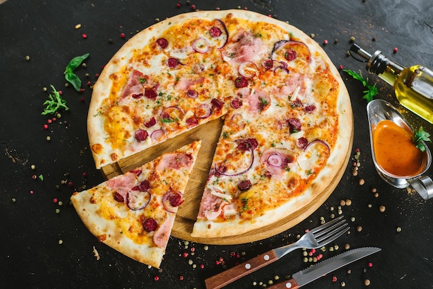 Pyszna Klasyczna Pizza Mięsna Na Czarnym Tle