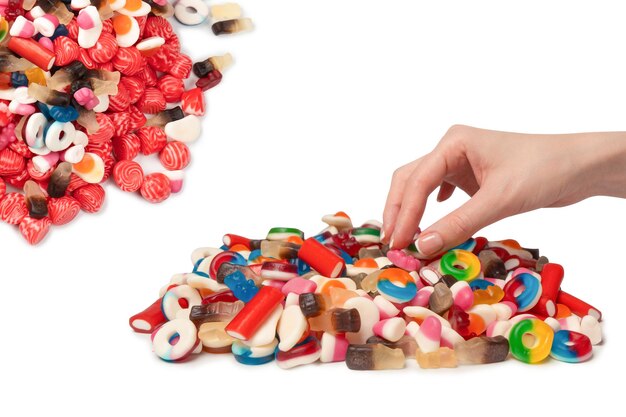 Zdjęcie pyszna mieszanka kolorowych cukierków z galaretką na białym tle