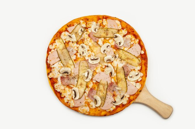 Pyszna pizza mięsna serwowana na drewnianym talerzu, składniki Sos Signature, ser mozzarella, szynka