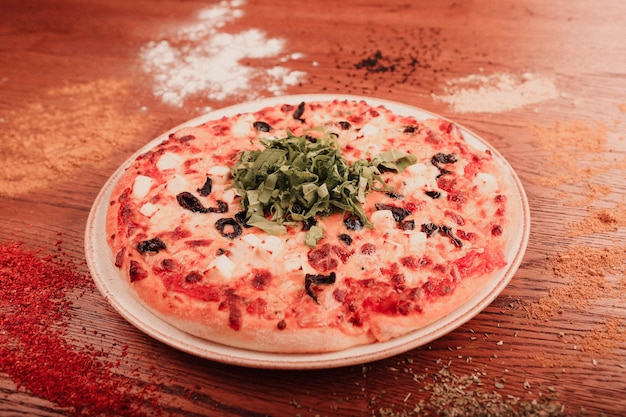 Zdjęcie pyszna pizza mieszanka włoskie jedzenie