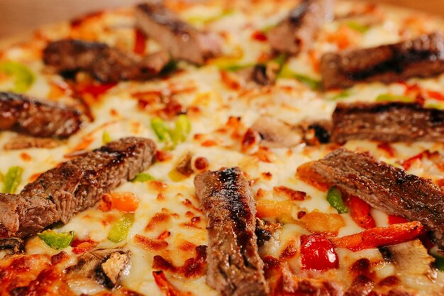 Zdjęcie pyszna pizza mieszanka włoskie jedzenie