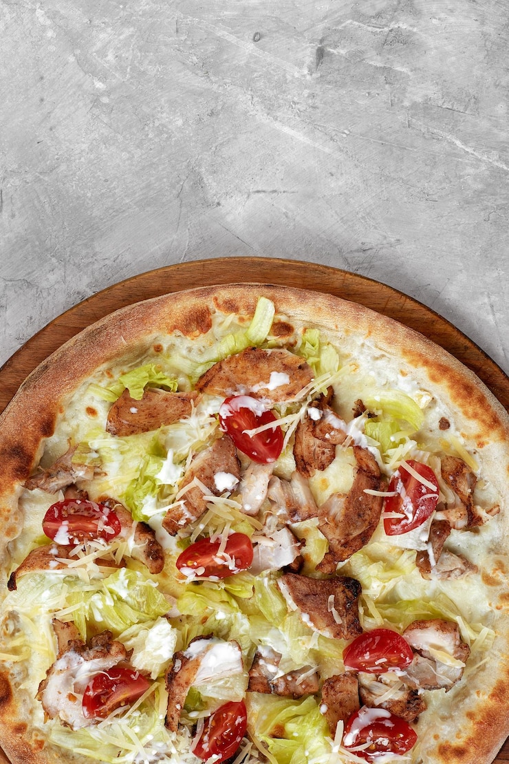 Zdjęcie pyszna pizza w stylu cezara z białym sosem kurczak parmezan jajko pomidorki koktajlowe i świeża sałata na drewnianym tle menu restauracji pizzerii z pyszną pizzą smakową cezar
