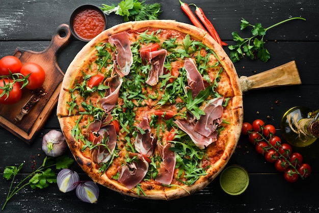 Pyszna pizza z prosciutto i rukolą Włoskie przekąski Widok z góry Wolne miejsce na tekst