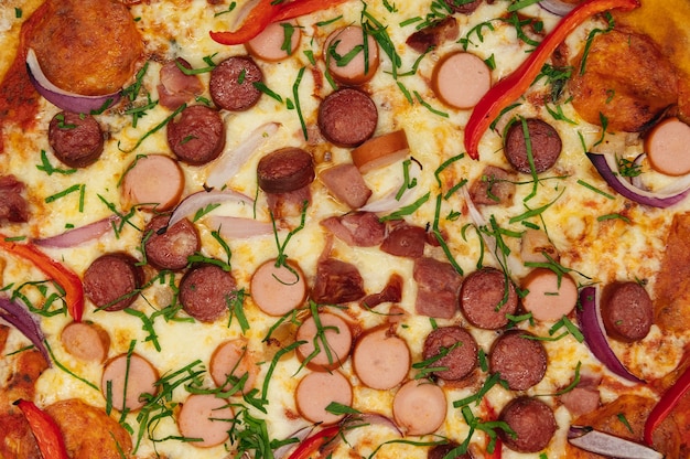 Pyszna pizza z salami i boczkiem na desce