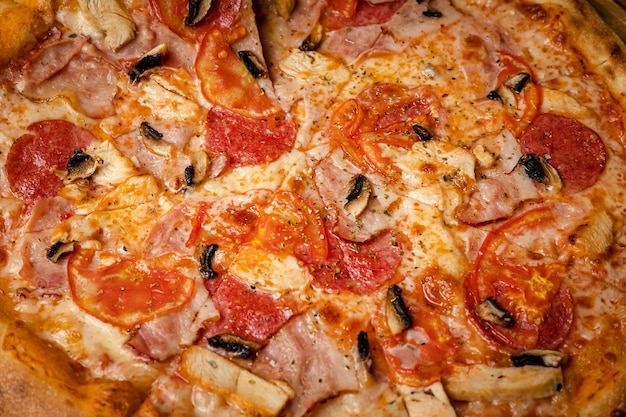 pyszna pizza z serem, zieleniną, sosem w restauracji