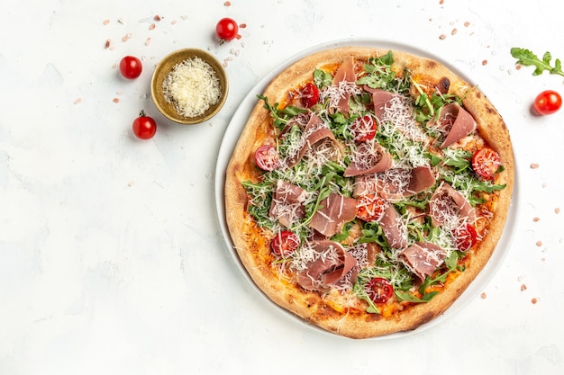 Pyszna Pizza Z Szynki Prosciutto Podawana Z Rukolą I Parmezanem, Kuchnia Włoska. Baner, Menu, Miejsce Na Przepis Na Tekst, Widok Z Góry,