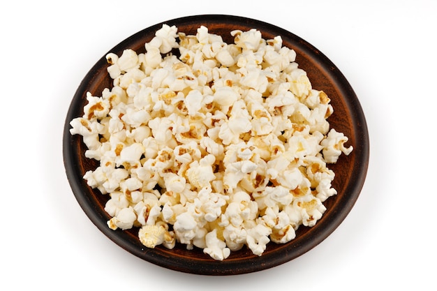 Pyszna przekąska kukurydziana popcorn w zbliżeniu talerza