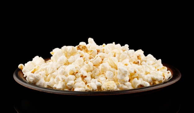 Pyszna przekąska kukurydziana popcorn w zbliżeniu talerza