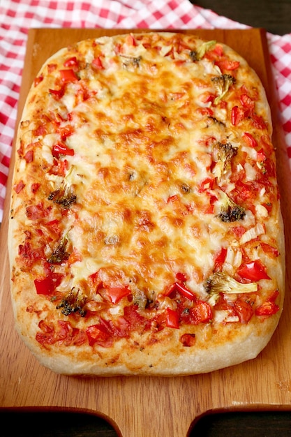 Pyszna świeża Pieczona Domowa Pizza Alla Pala Na Ręczniku Kuchennym Red Checkers