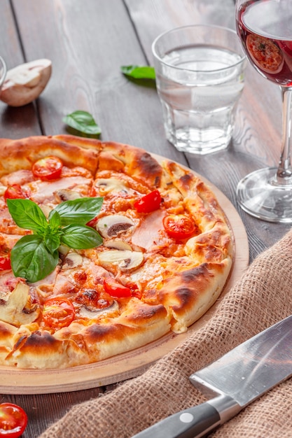 Pyszna świeża Pizza Serwowana Na Drewnianym Stole