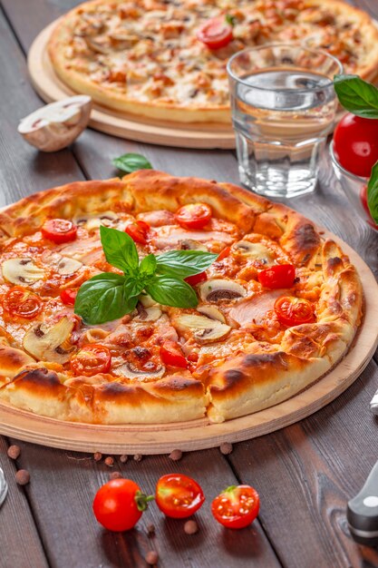 Pyszna świeża pizza serwowana na drewnianym stole