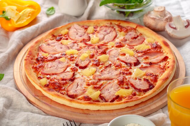 Pyszna świeża pizza serwowana na drewnianym stole