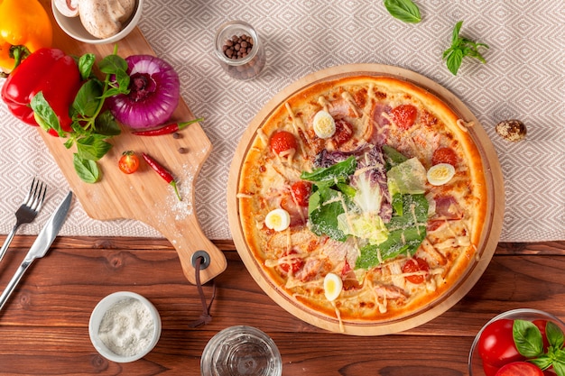 Pyszna świeża pizza serwowana na drewnianym stole