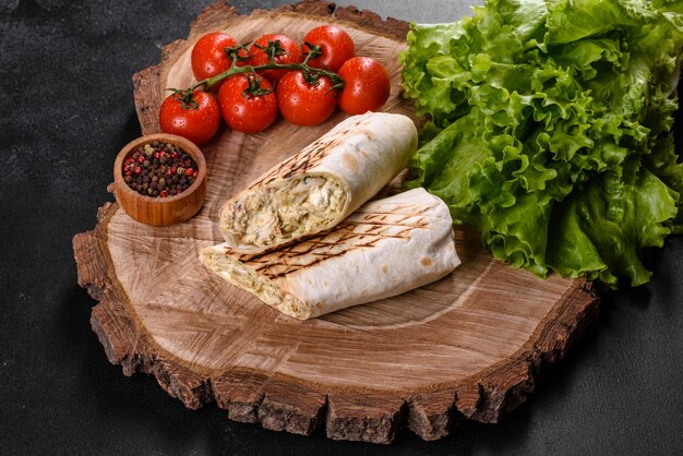 Pyszna świeża Shawarma Z Mięsem I Warzywami Na Ciemnym Betonowym Stole. Fast Food, Kuchnia Turecka