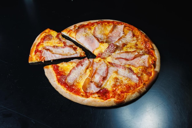 Pyszna świeżo wypiekana pizza z sosem pomidorowym i nadzieniem mięsno-serowym