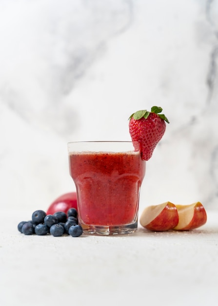Zdjęcie pyszna szklanka z owocowym sokiem