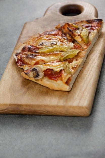 Pyszna włoska pizza serwowana na szarym tle