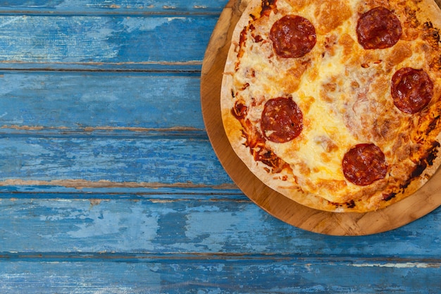 Pyszna włoska pizza serwowana na tacy do pizzy