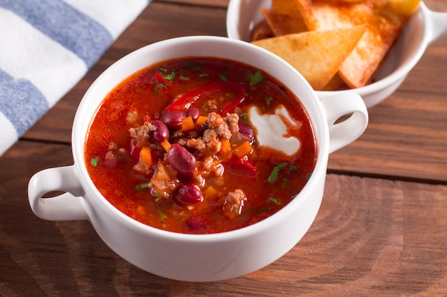 Pyszna zupa z fasolą, czosnkiem i świeżymi pomidorami