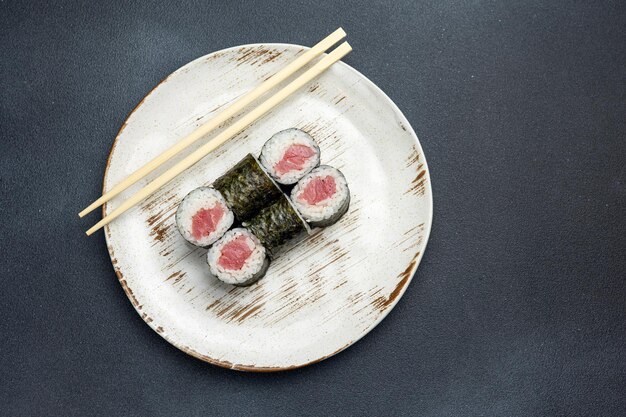 Pyszne bułki z tuńczykiem Kuchnia japońska z bliska