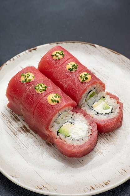 Pyszne bułki z tuńczykiem Kuchnia japońska z bliska