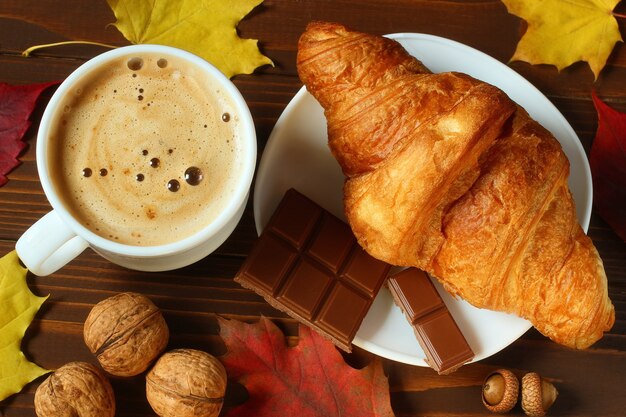 Pyszne Cappuccino, Croissant I Czekolada Niczym Jesienna Martwa Natura