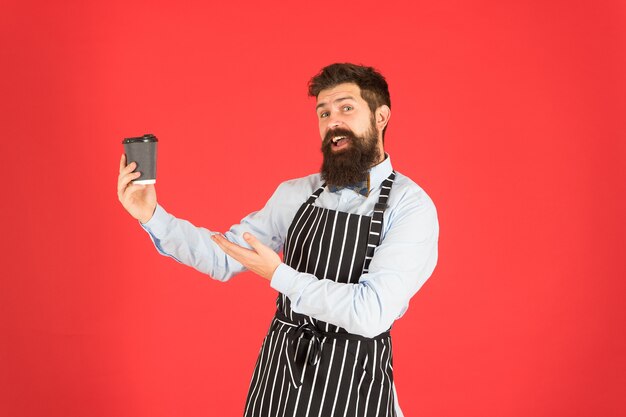 Pyszne cappuccino. Serwujemy dla Twojej przyjemności. Barista przystojny pracownik. Dojrzały barista. Personel restauracji. Hipsterski profesjonalny fartuch baristy. Barman kelner. Stanowisko pracy baristy w kawiarni.