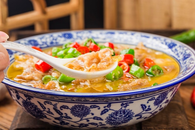 Pyszne chińskie danie kantońskie z wołowiną w złocistej zupie