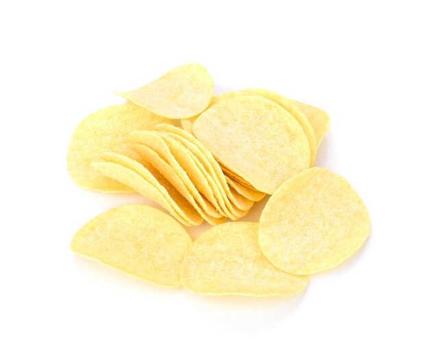 Pyszne chipsy ziemniaczane, na białym tle